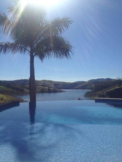 Piscina com borda infinita