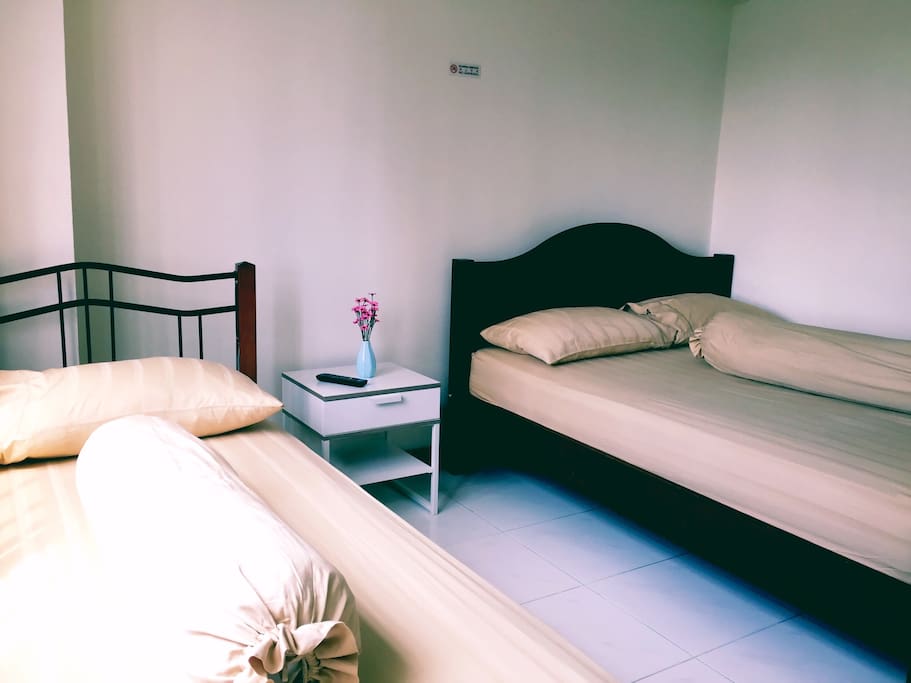 1 Queen sized bed and 1 single bed (bathroom, TV and AC inside)