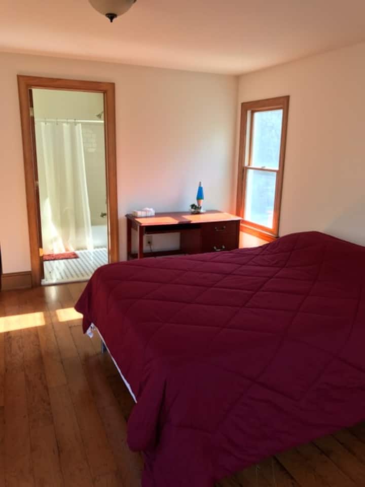 Მთავარი საძინებელი, Queen-size საწოლი, ლუქსი აბაზანა-ტუალეტით.