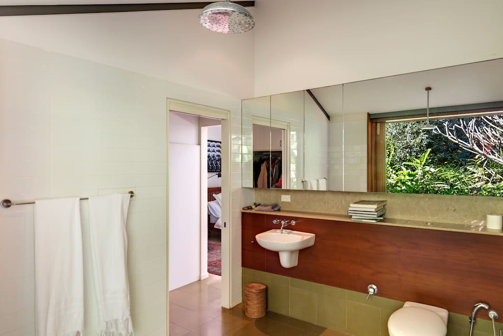Main house - ensuite bathroom