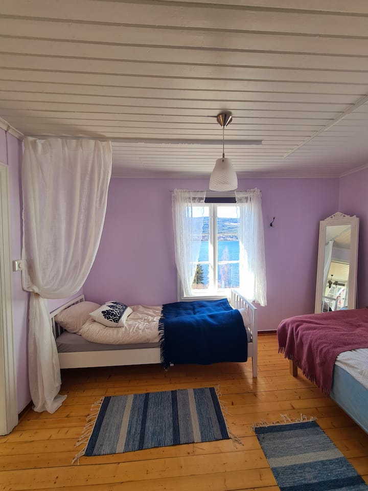 Спальня на западе и севере.
В номере 2 кровати, одна односпальная кровать и 120-сантиметровая кровать.
Из обеих кроватей открывается прекрасный вид на Рэндсфьорден и сад. Северная кровать также смотрит на дом домовладельца.