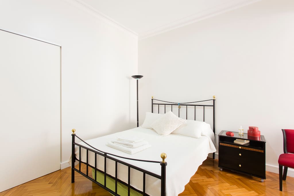 Cama de casal confortável.