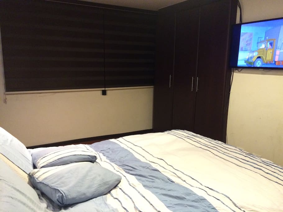 Dormitorio con espacio para 1 cama grande y una pequeña.