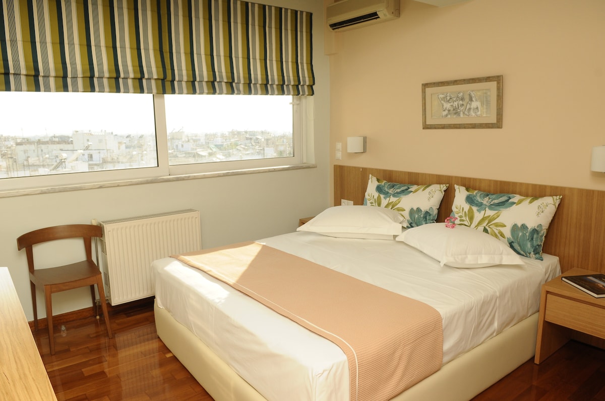 Спална соба со поглед на Пиреја 