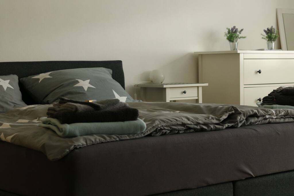 Modernes & großes Doppelbett