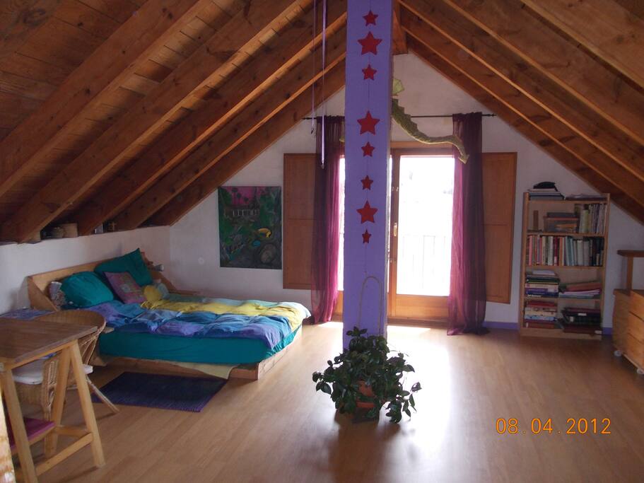 dormitorio principal de 45m2 con dos balcones ideal para ver el amanecer y anochecer.