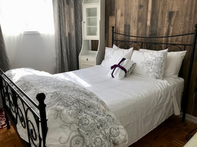 Comfortable room w/ private bathroom and space