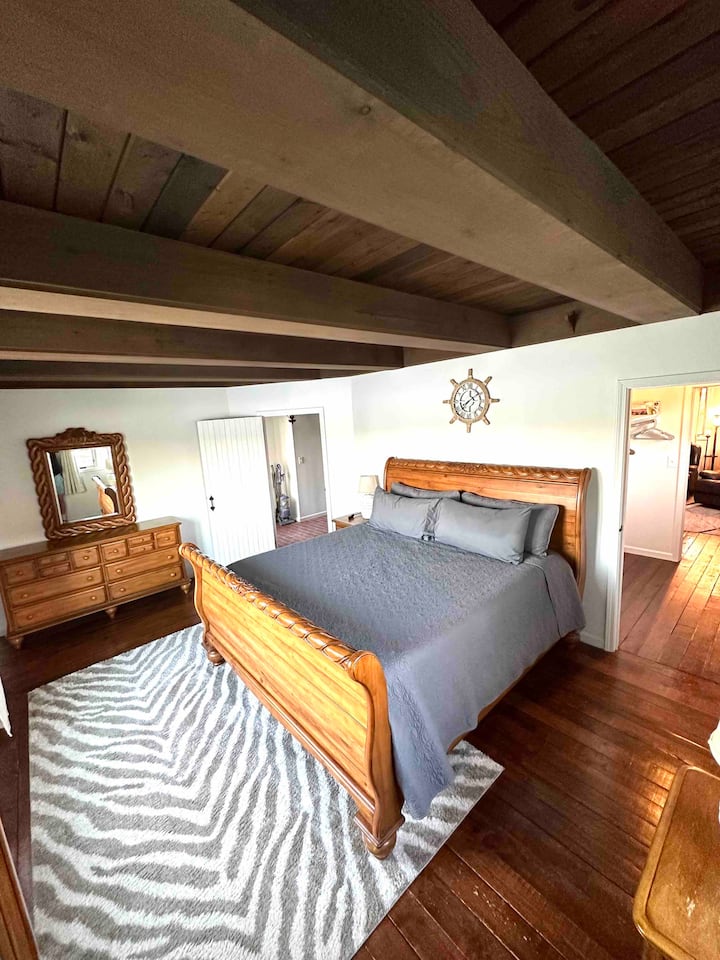 主楼层卧室，配备加大双人床。 