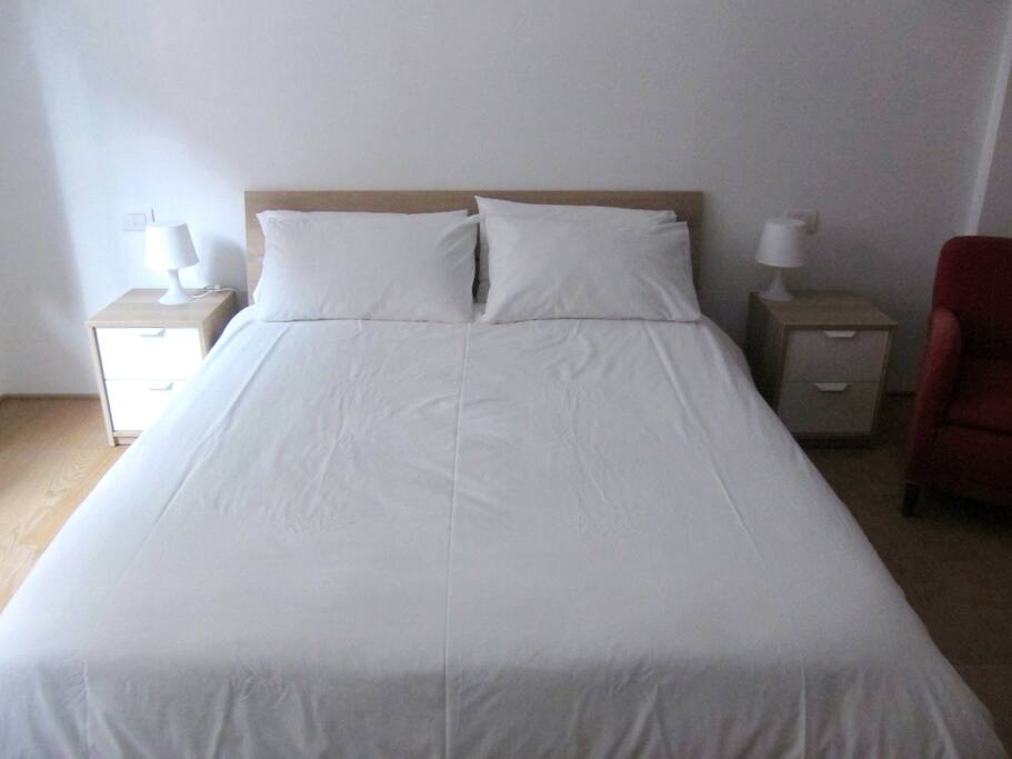 Letto matrimoniale standard, piumone e 4 cuscini.