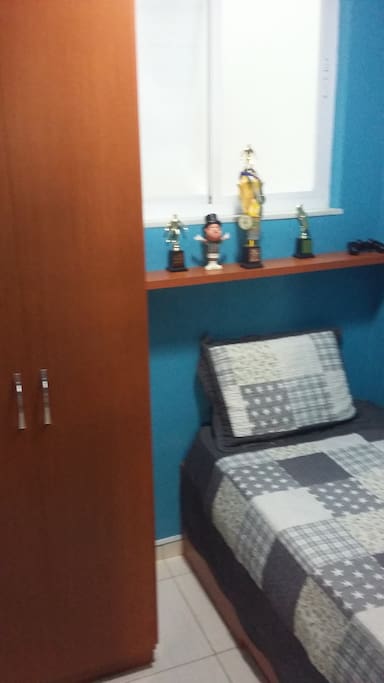 quarto solteiro/single badroom