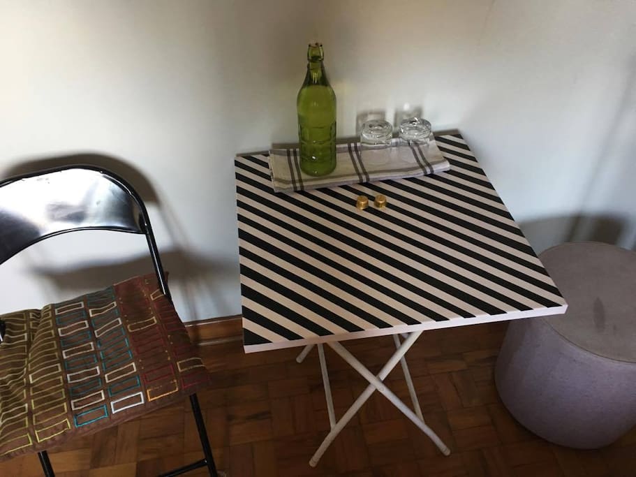 Mesa de apoio no quarto