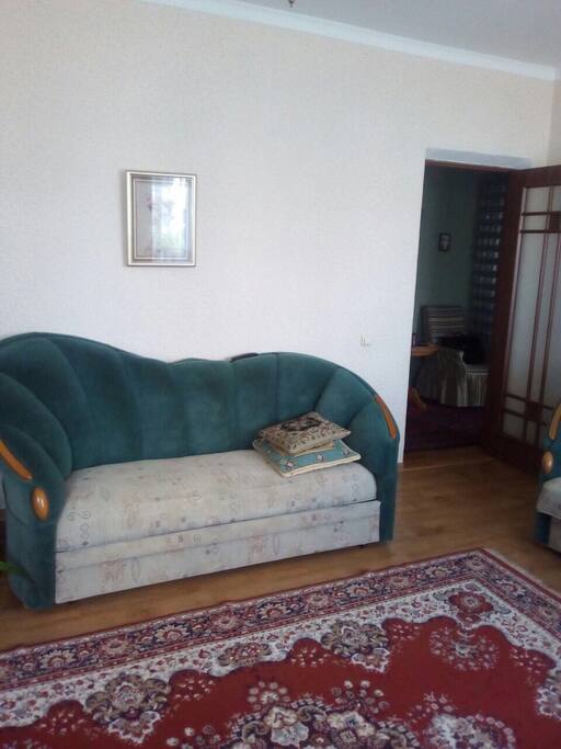 В большой комнате есть двуспальный диван // Double bed in a big room