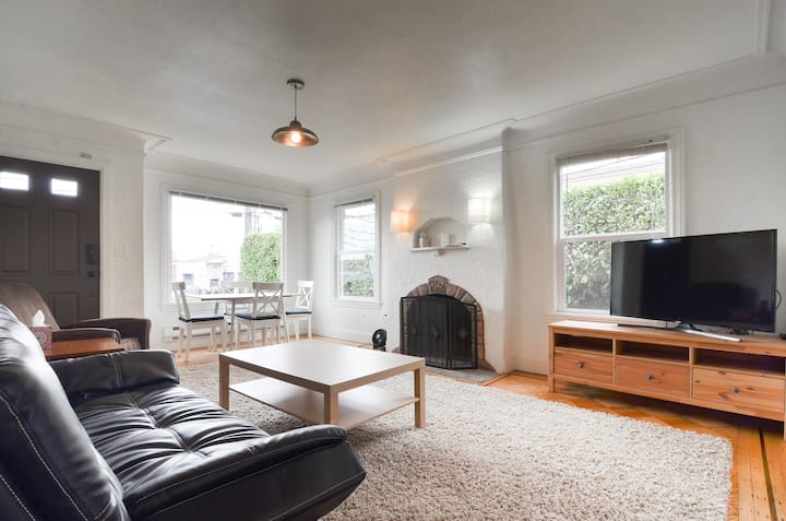 Central, 5 Bedroom, 7 Bed, 2 Bath, 2 Kitchens - Seattle, WA