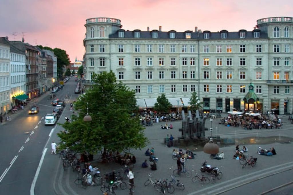 Sankt Hans Torv er beliggende få 100 meter fra lejligheden, her er der cafeer samt div. aktiviteter for nattelivet.