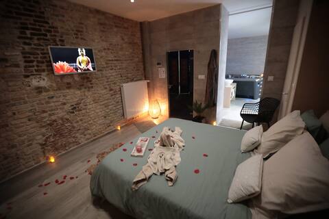 Successful Airbnb property: ❣️Private Suite❣️ with Jacuzzi and Hammam in Saint Omer