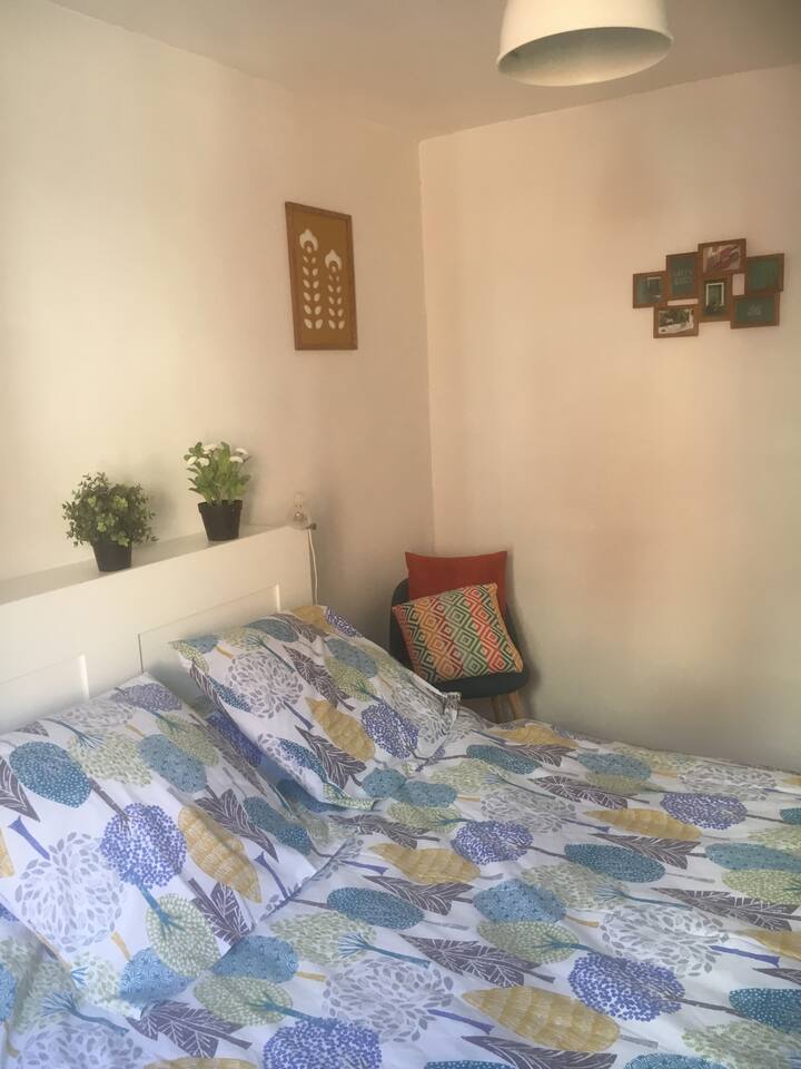 Në katin e dytë, dhomë gjumi me krevat dopio.