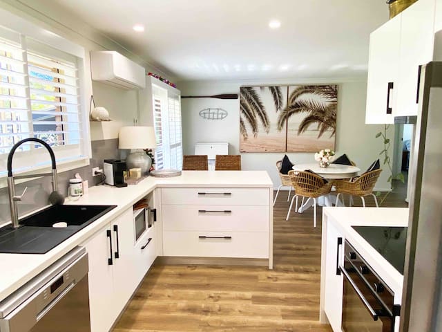 Netties Place SWR with Pool. 5 Min Walk Town/Beach