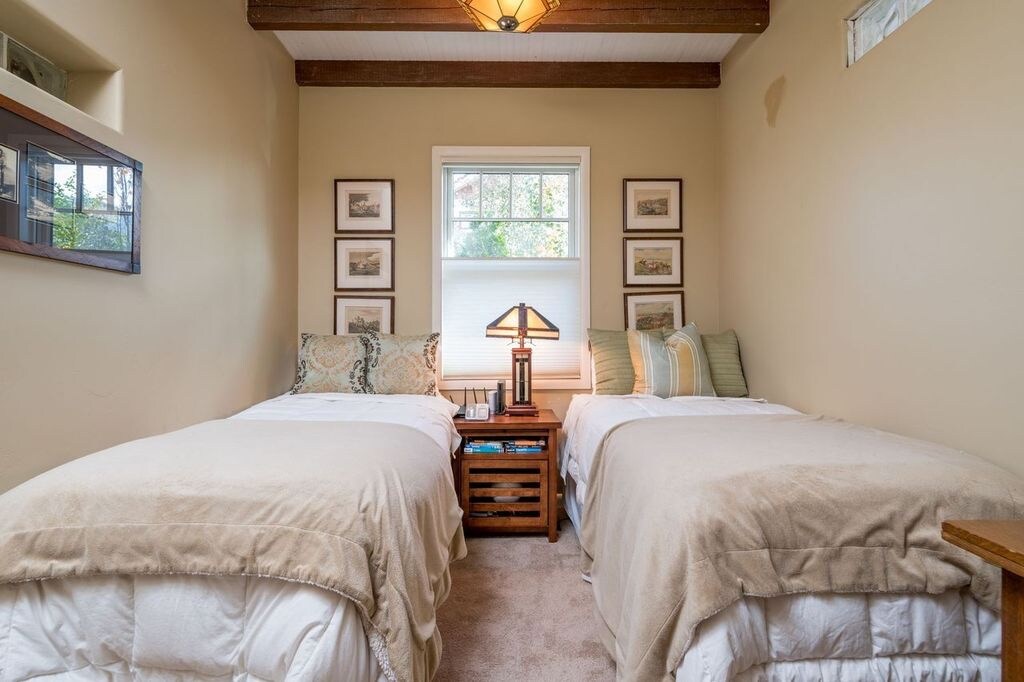 חדר שינה זוגי בין חניה מקורה למטבח