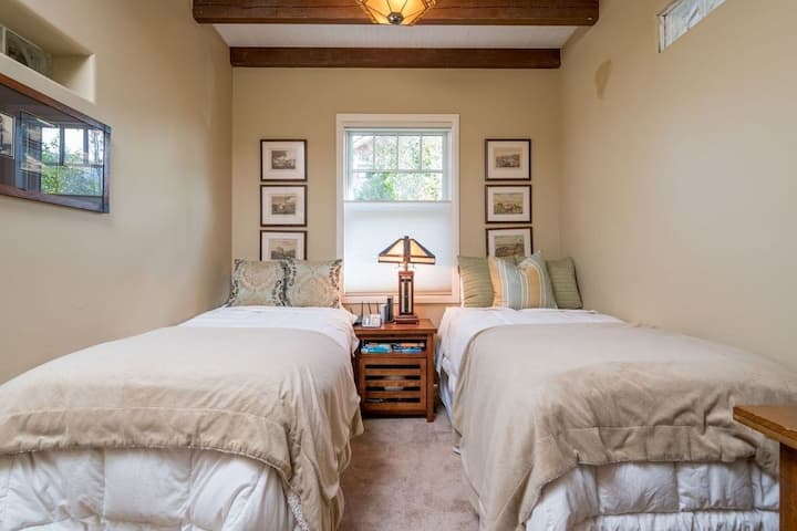 Spálňa s oddelenými posteľami medzi garážou a kuchyňou