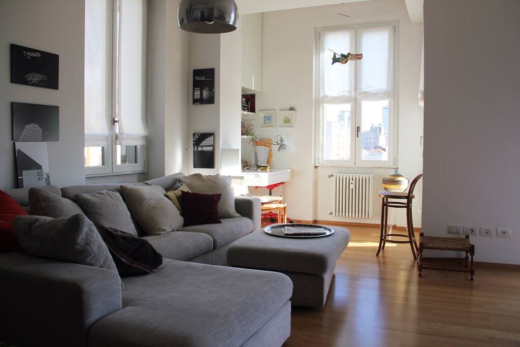 Zona giorno con divano e angolo studio
- Bright and comfortable living room
