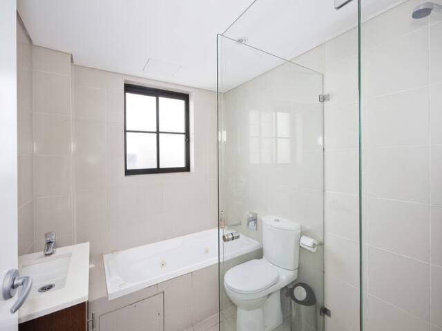 Sunny townhouse apartment gallery image 4