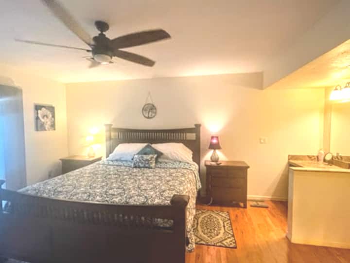 غرفة النوم الرئيسية: سرير بحجم كينغ، باب زجاجي منزلق إلى فناء خلفي، تلفزيون مع Google Chrome (على غرار Roku أو عصا النار..)، محطة تزيين منفصلة، رف ملابس، الكثير من الشماعات وسلة الغسيل. الاستخدام الكامل لخزانة الملابس لتخزين الملابس.