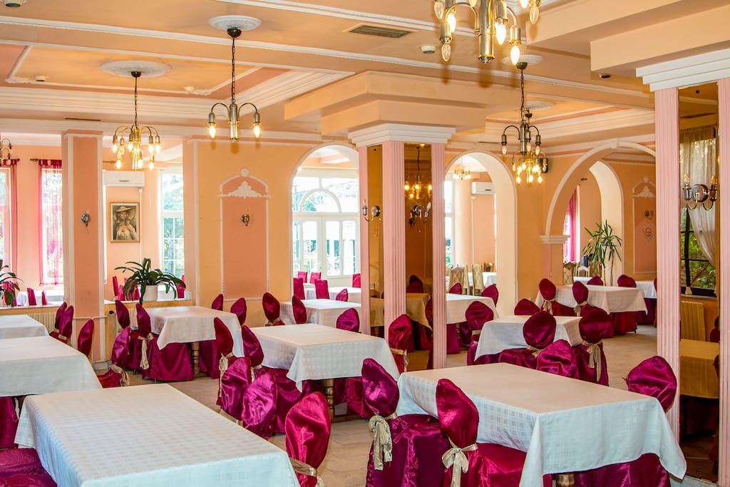Restoran Beli Dvor sa kapacitetom 250 mesta idealno je mesto da organizujete Vaše proslave, poslovnie sastanake i prezentacije.