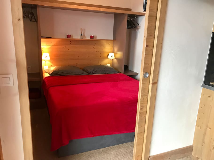 Chambre parentale , literie en 160 Tempur , rangements ,penderies et TV 108cm avec apple TV .