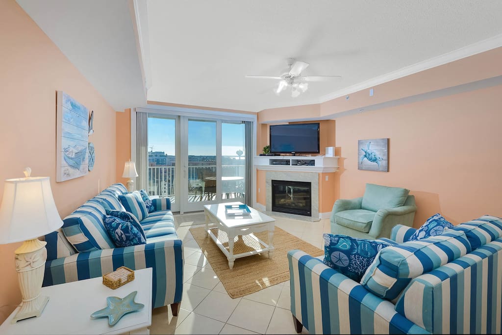 Bedroom,Indoors,Room,Entertainment Center,Cushion