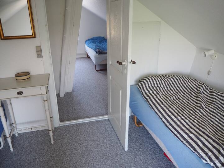 חדרים למעלה עם שתי מיטות.