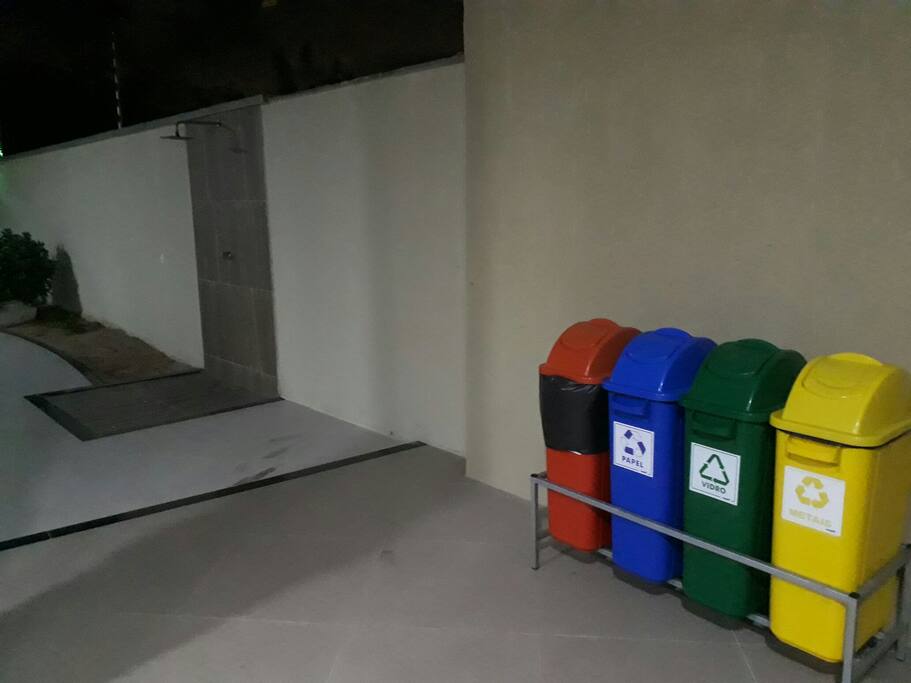 chuverão no térreo do condomínio.
