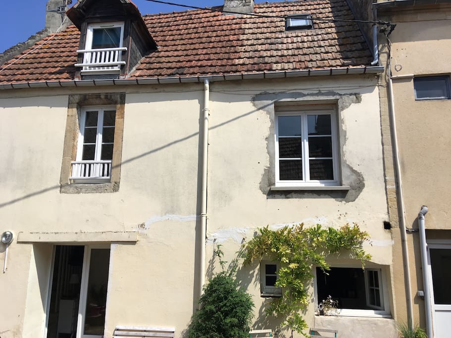 La façade de la maison qui donne sur une cour commune.