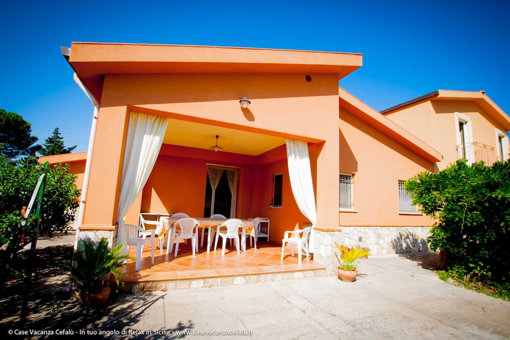 Il patio coperto con vista sulla campagna. Ideale per colazioni, pranzi e cene rilassanti.