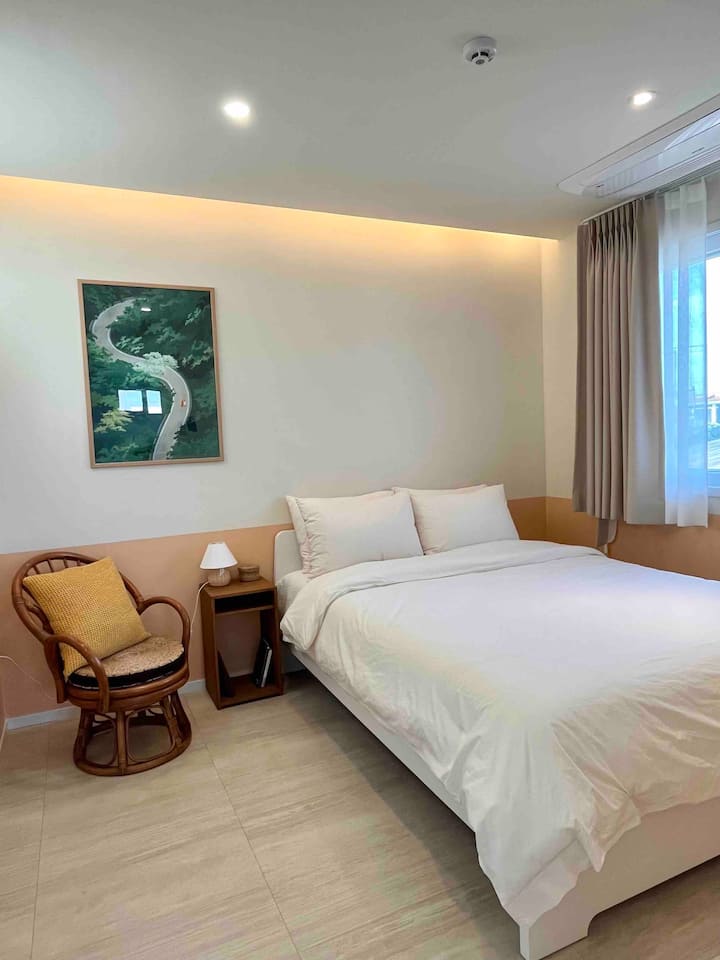 Lors de la réservation pour 2 personnes, la literie est située au premier étage, et si vous souhaitez avoir deux lits simples au deuxième étage, vous pouvez la changer si vous nous le dites à l'avance.