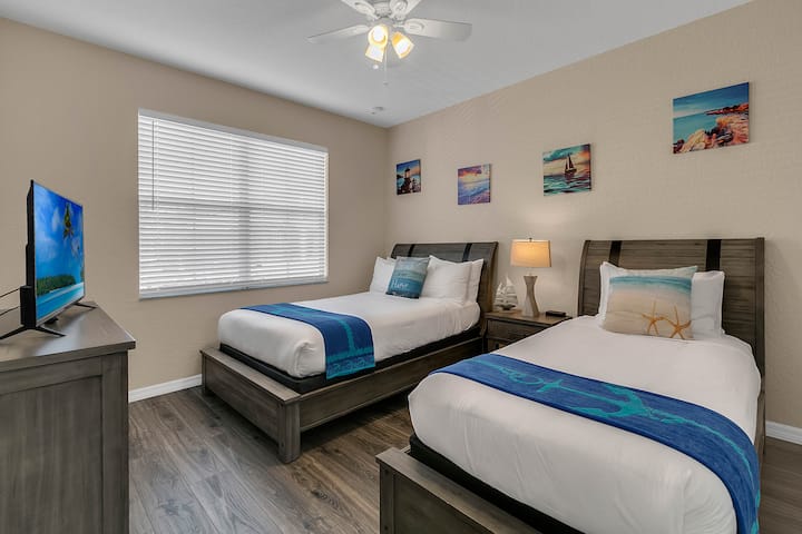 Dormitorio #2: El dormitorio principal en el primer piso tiene una cama de tamaño completo XL y una cama doble XL, con baño privado, para los huéspedes que no quieren subir escaleras.