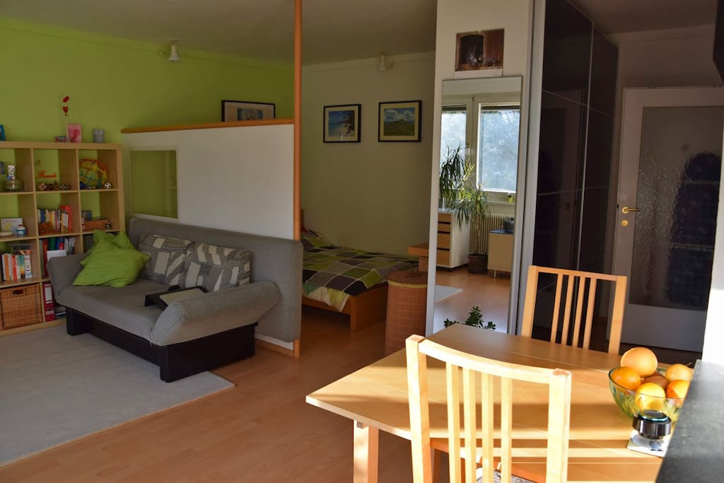 Wohnzimmer mit Essplatz neben der Küche