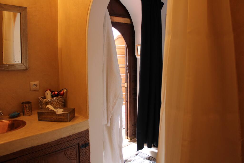 Salle de bain avec douche et cabinet de toilette séparé
