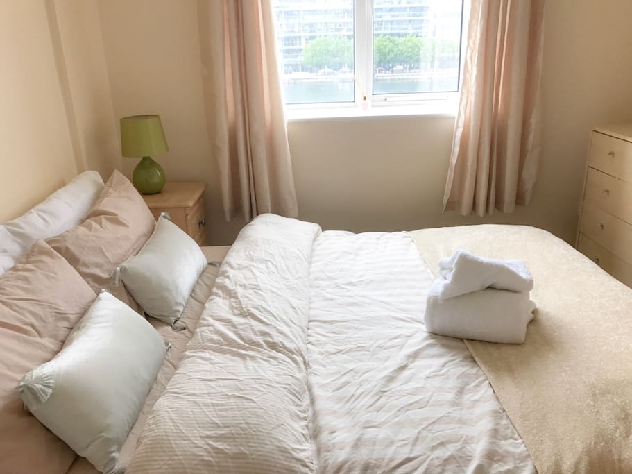 Double bedroom with the Grand Canal dock view