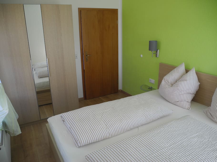 Schlafzimmer mit Doppelbett und Kleiderschrank