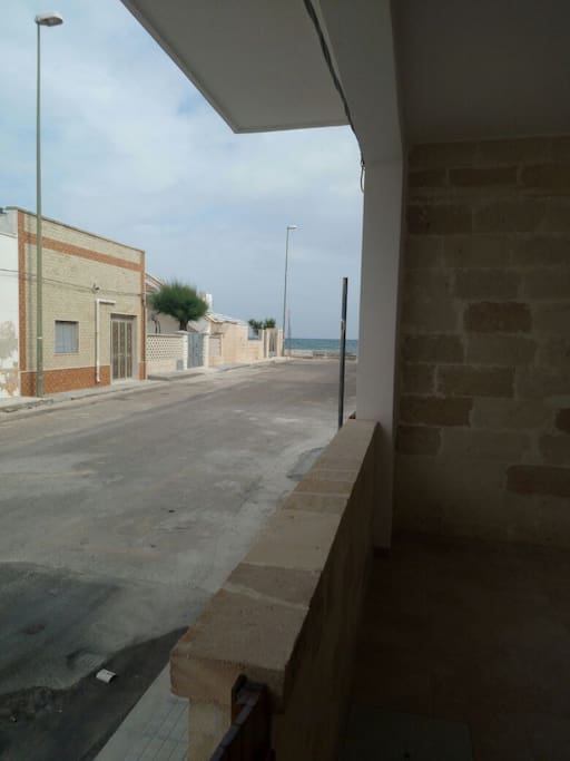 foto scattata dalla veranda lato strada si nota la vicinanza dal mare circa 25 metri