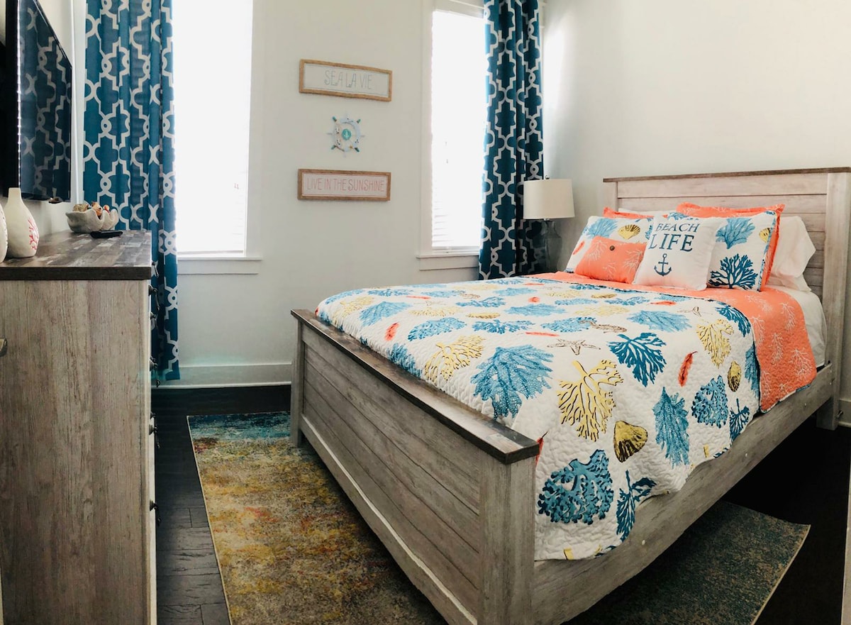 2. spavaća soba  - bračni krevet (160x200) s predivnom temom života na plaži.  HD Smart TV od 40inča za jednostavno gledanje.