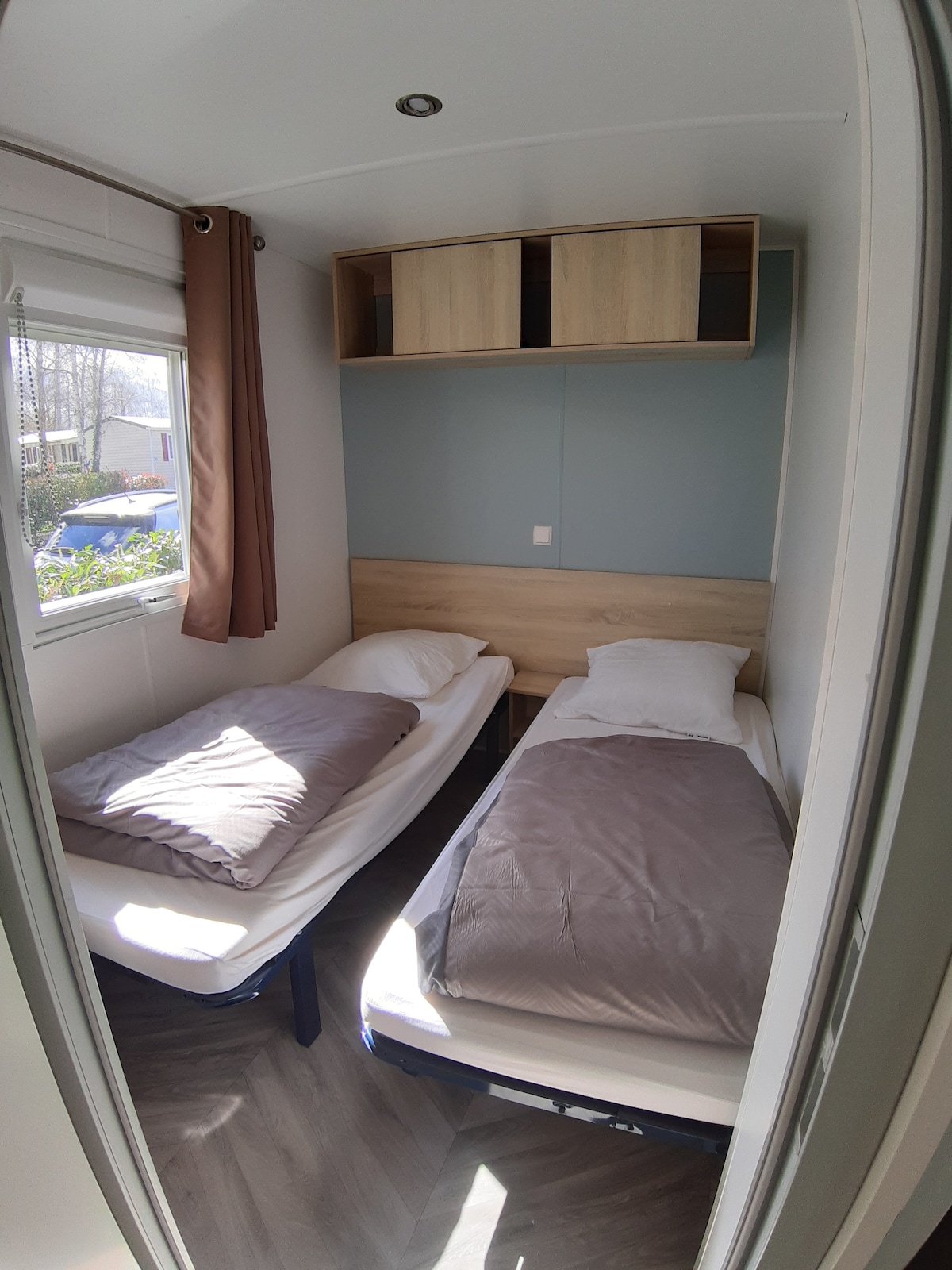 2 חדרי שינה עם 2 מיטות, חימום, מגן מזרן קבוע וחד פעמי, מקום אחסון, קולבים, בית נייד של אמירה