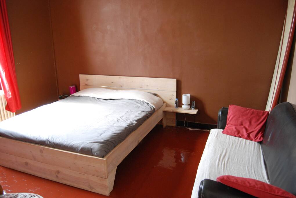 TV écran plat dans la chambre.