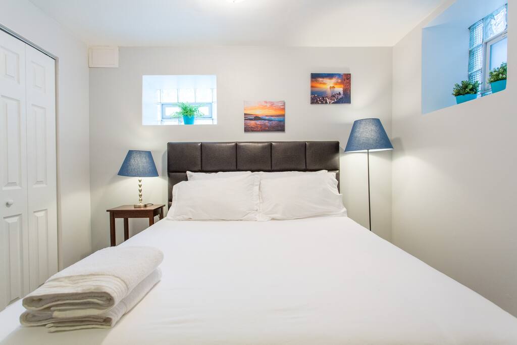 Comfortable Queen bed, fresh towels, closet space, high ceilings, hardwood floor.