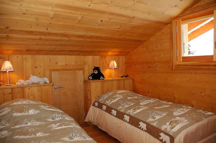 חדר הדובים, מעוצב במיוחד לילדים קטנים. ממוקמת על הרצפה, ליד קומת הביניים