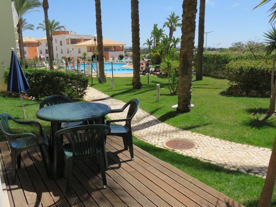 Alpendre com acesso à sala do apartamento e vista piscina