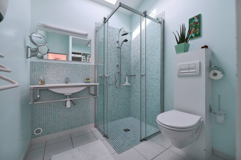 salle de bain : gaie, éclairée avec grand placard (cintres et produits d'entretien bio)