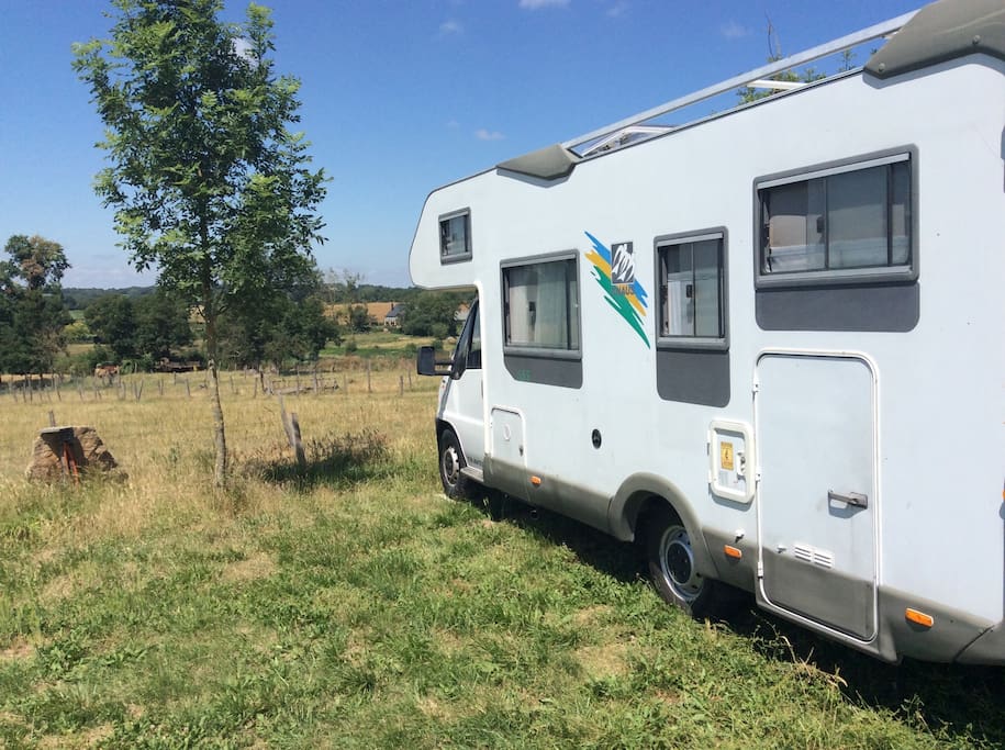 Â la campagne, devant un lac, proche de Rodez, au choix