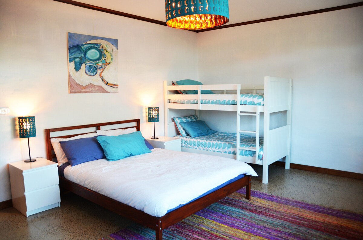 Dormitorio grande con espacio para los niños.