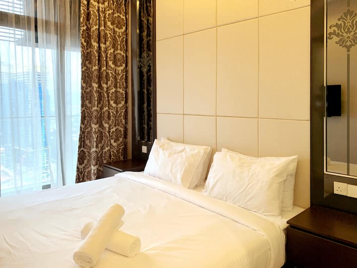 Спална соба 1:

- 1 брачен кревет (споен со 2 единечни)
- 2 крпи за бањање
- бања со стоечки туш
- Гардероба
- пристап до балкон